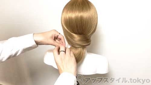 ヘアアレンジ ねじってまとめる ほどよくルーズな綺麗めツイストアップ