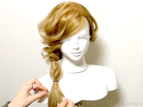 卒業式 髪型 ゆるウェーブが大人らしい サイド編みおろしスタイル